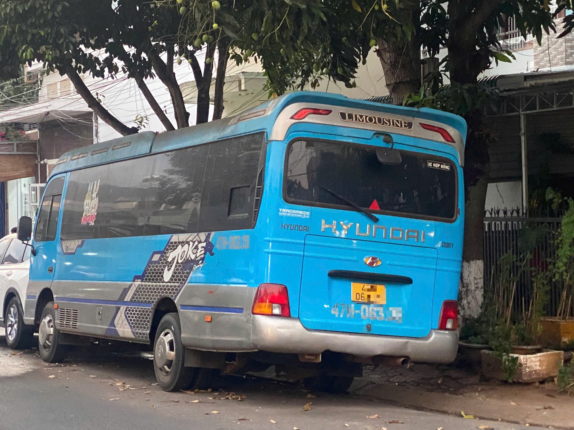 Xe kh&aacute;ch bị "bỏ mặc&rdquo; trước nh&agrave; d&acirc;n suốt hơn 7 th&aacute;ng- Ảnh 1.