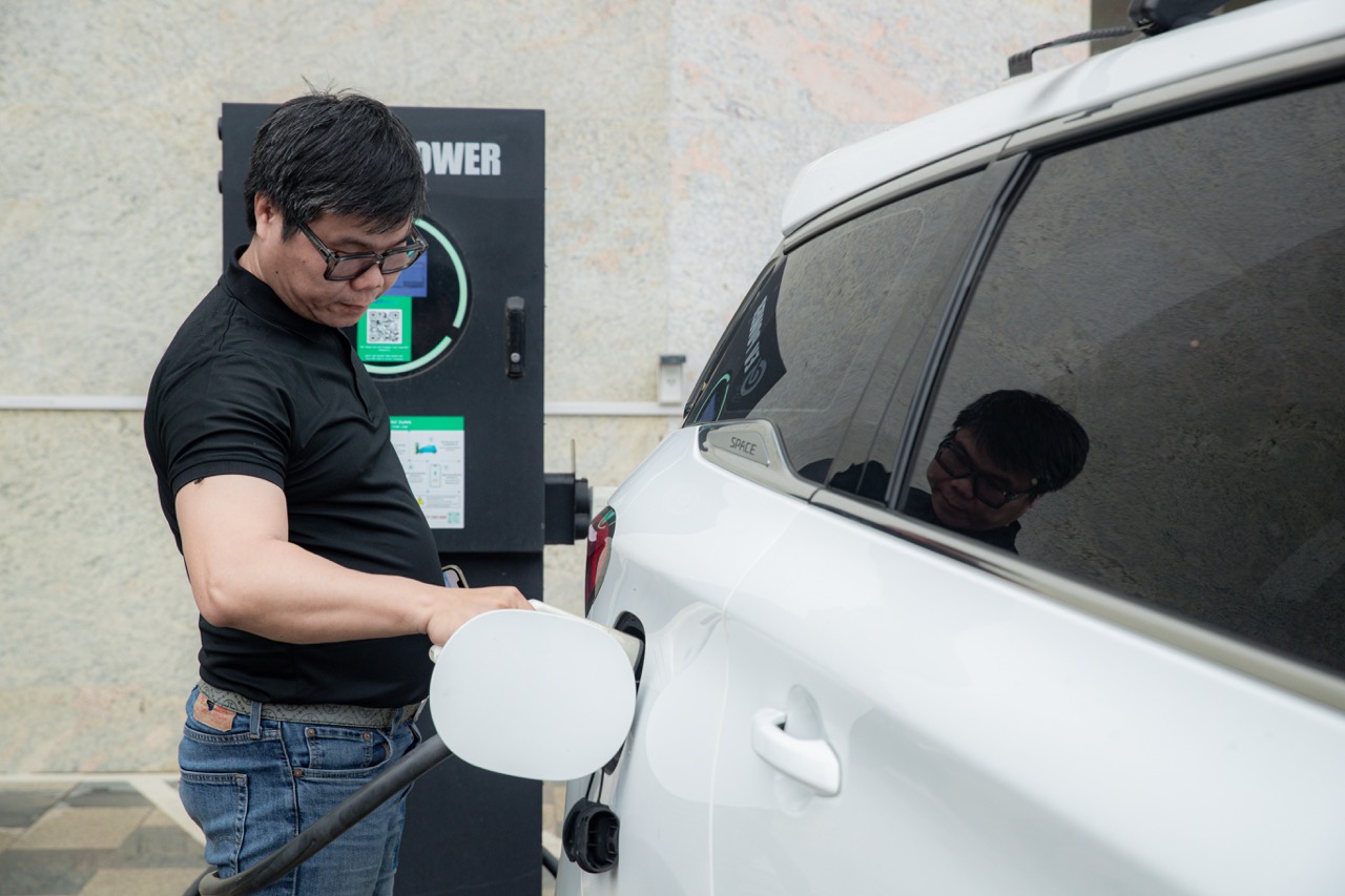 C&agrave;y dịch vụ 50.000km trong 8 th&aacute;ng, chủ xe BYD M6 chia sẻ: 'Kiếm 1,5 triệu/ng&agrave;y, chỉ d&aacute;m chạy đường quen, phải t&iacute;nh to&aacute;n v&igrave; hạn chế điểm sạc'- Ảnh 4.