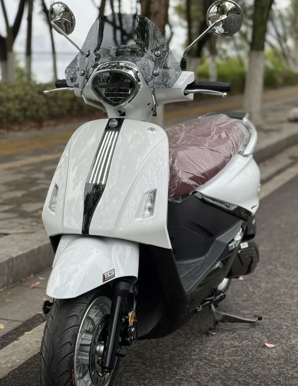 Mẫu xe tay ga 150cc gi&aacute; rẻ bất ngờ ra mắt, trang bị vượt tầm, th&aacute;ch thức loạt đối thủ tại Việt Nam- Ảnh 4.