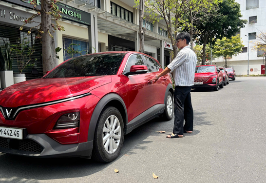 Thu&ecirc; xe tự l&aacute;i dịp lễ: Thừa xe xăng, khan xe điện- Ảnh 1.