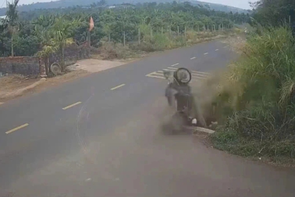 Th&ocirc;ng tin mới nhất vụ nam sinh lớp 12 lao xe xuống mương tử vong tại Đắk Lắk: Đ&igrave;nh chỉ thiếu t&aacute; CSGT- Ảnh 1.