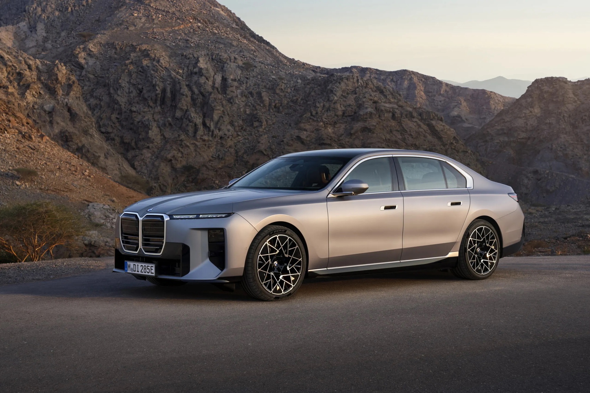 BMW 7 Series 2027 đổi mới to&agrave;n diện: Thiết kế đỡ &lsquo;dị&rsquo;, nội thất tr&agrave;n ngập m&agrave;n h&igrave;nh đấu Mercedes-Benz S-Class- Ảnh 1.