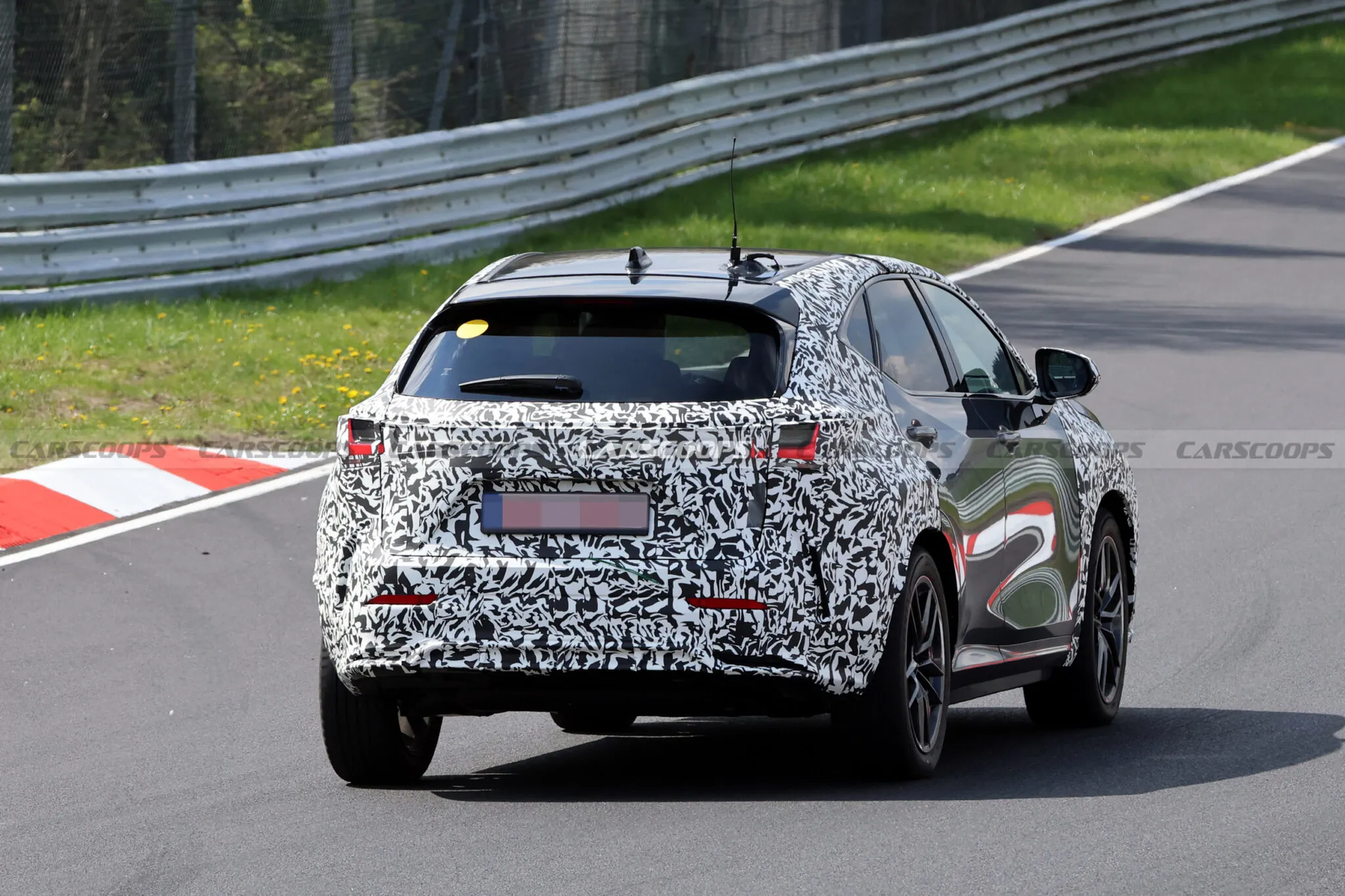 Lexus NX 2027 lộ diện tr&ecirc;n đường đua: Phong c&aacute;ch thể thao hơn để đấu BMW X3, dễ g&acirc;y ch&uacute; &yacute; khi mang về Việt Nam- Ảnh 2.