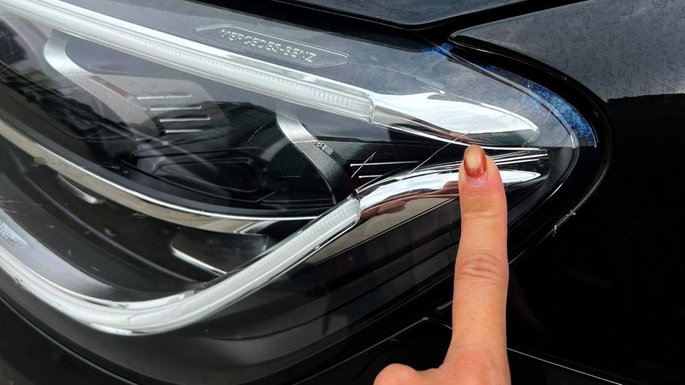 Diễn biến mới vụ Mercedes bị đập gương, c&agrave;o xước khi đỗ b&ecirc;n đường ở H&agrave; Nội- Ảnh 2.