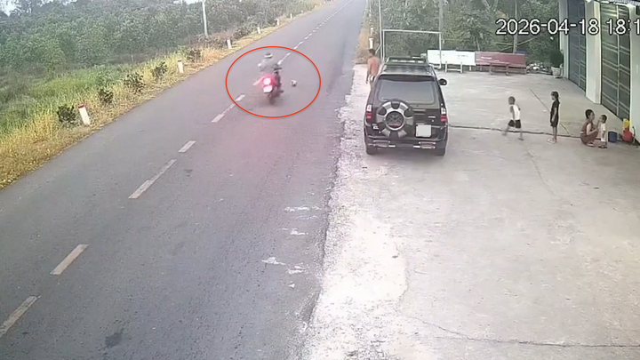 B&eacute; trai đ&aacute; b&oacute;ng ra đường khiến người đi xe m&aacute;y ng&atilde; tử vong: Ai chịu tr&aacute;ch nhiệm?- Ảnh 1.