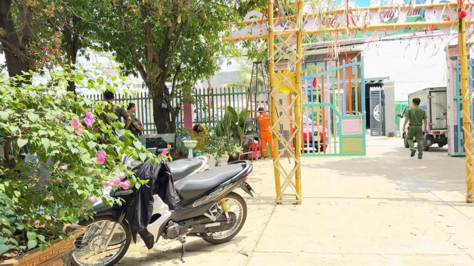 B&eacute; g&aacute;i gần 2 tuổi bị xe c&aacute;n tử vong khi nằm chơi trong c&acirc;y xăng ở TP.HCM- Ảnh 3.