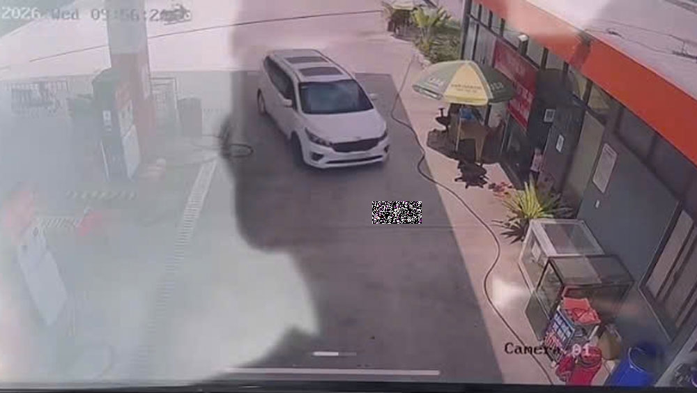 B&eacute; g&aacute;i gần 2 tuổi bị xe c&aacute;n tử vong khi nằm chơi trong c&acirc;y xăng ở TP.HCM- Ảnh 1.