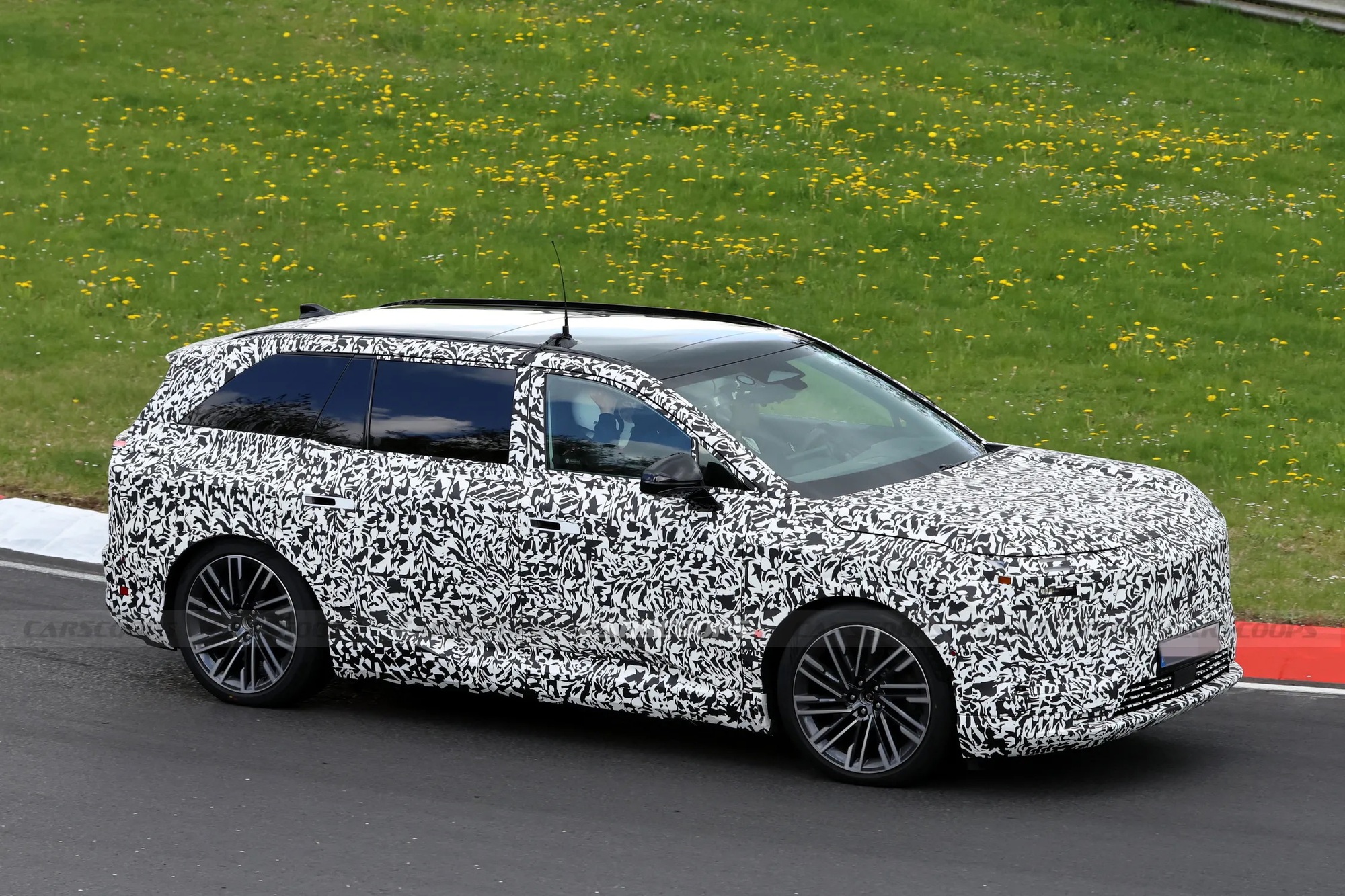 Lexus TZ - SUV 7 chỗ động cơ điện mới lộ diện tr&ecirc;n đường với d&aacute;ng như Highlander- Ảnh 5.