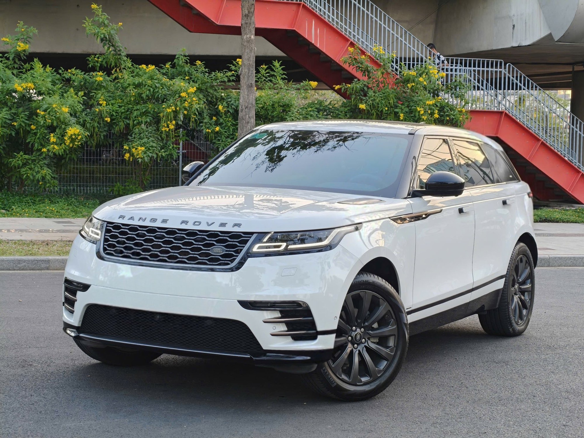 B&aacute;n Range Rover Velar, Hoa hậu Nguyễn Cao Kỳ Duy&ecirc;n chuyển sang &lsquo;chơi&rsquo; Porsche Taycan: M&agrave;u nữ t&iacute;nh nhưng đi k&egrave;m g&oacute;i thể thao- Ảnh 5.