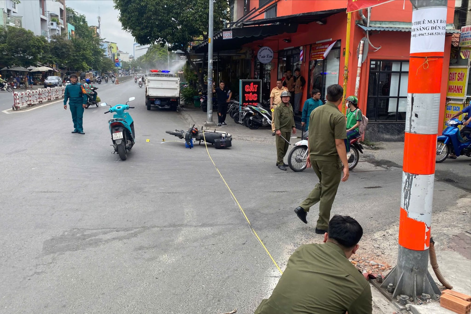 T&igrave;m người l&aacute;i xe m&aacute;y &ldquo;b&iacute; ẩn&rdquo; trong vụ tai nạn li&ecirc;n ho&agrave;n: Va chạm khiến cụ &ocirc;ng nhập viện rồi rời khỏi hiện trường- Ảnh 1.