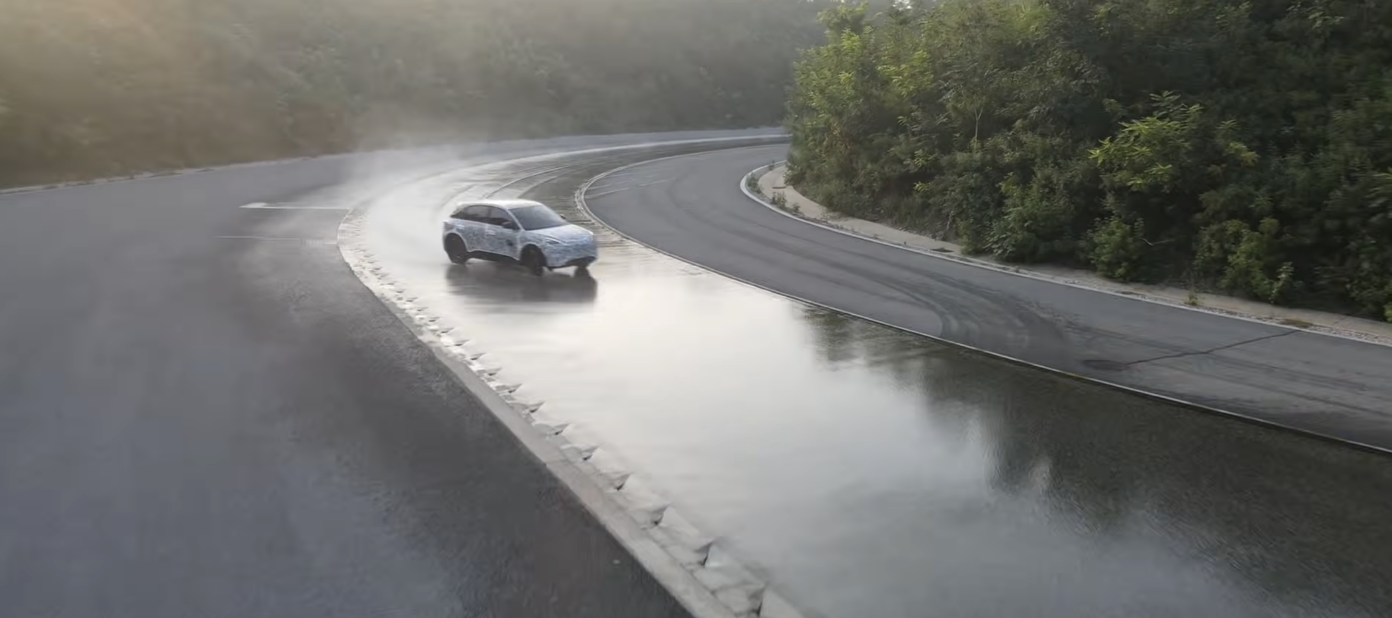 Loạt b&agrave;i thử vận h&agrave;nh cho thấy định hướng ch&uacute; trọng an to&agrave;n tr&ecirc;n Geely EX2- Ảnh 1.