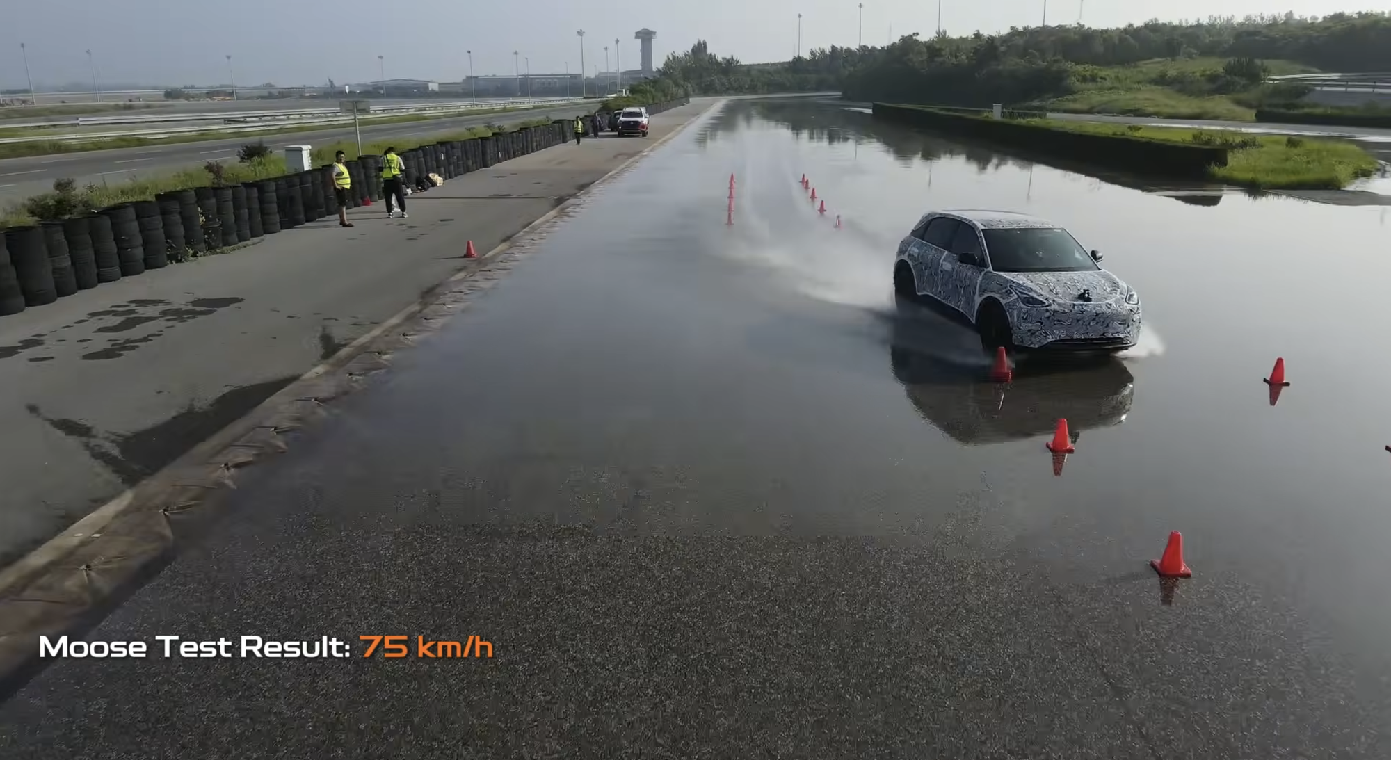 Loạt b&agrave;i thử vận h&agrave;nh cho thấy định hướng ch&uacute; trọng an to&agrave;n tr&ecirc;n Geely EX2- Ảnh 2.