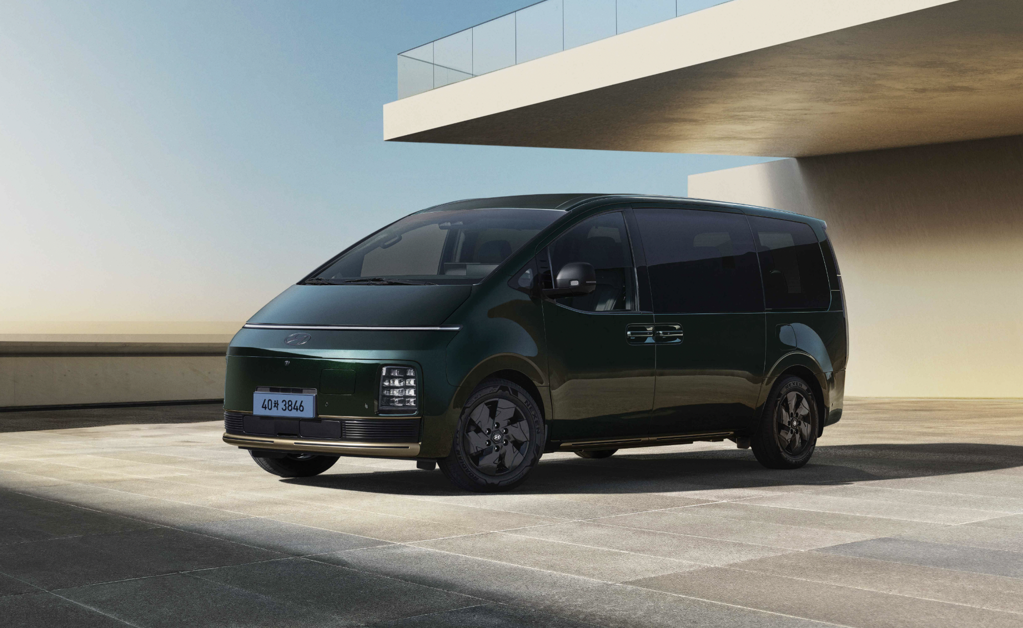 Hyundai Staria Limousine ra mắt: Nội thất như khoang hạng nhất cho &lsquo;chủ tịch&rsquo;, bản điện chạy gần 390km/sạc- Ảnh 1.