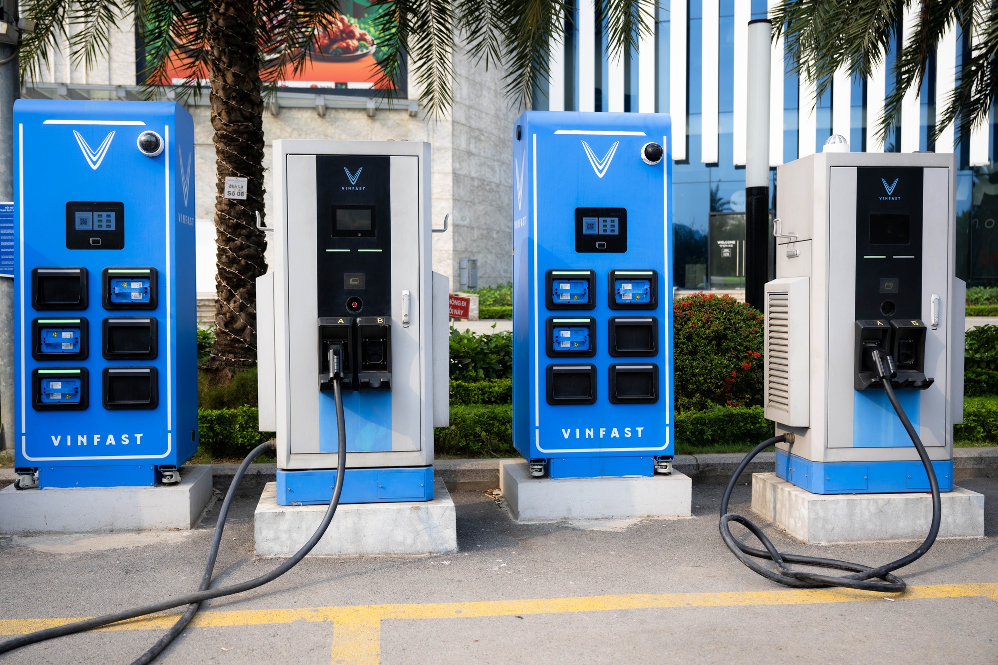 Tỷ ph&uacute; Phạm Nhật Vượng v&agrave; "mục ti&ecirc;u" với xe điện: C&aacute;ch một hệ sinh th&aacute;i l&agrave;m thay đổi cuộc chơi- Ảnh 1.