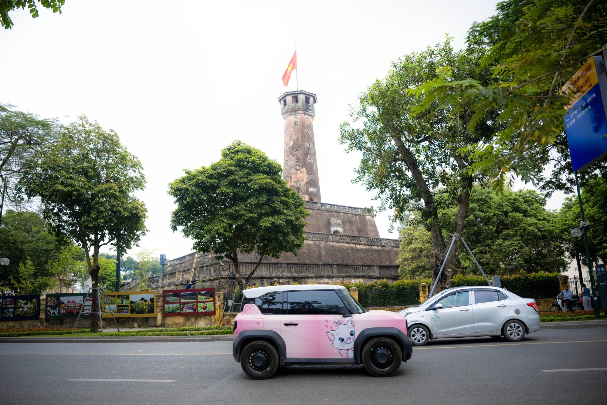 Tỷ ph&uacute; Phạm Nhật Vượng v&agrave; "mục ti&ecirc;u" với xe điện: C&aacute;ch một hệ sinh th&aacute;i l&agrave;m thay đổi cuộc chơi- Ảnh 2.