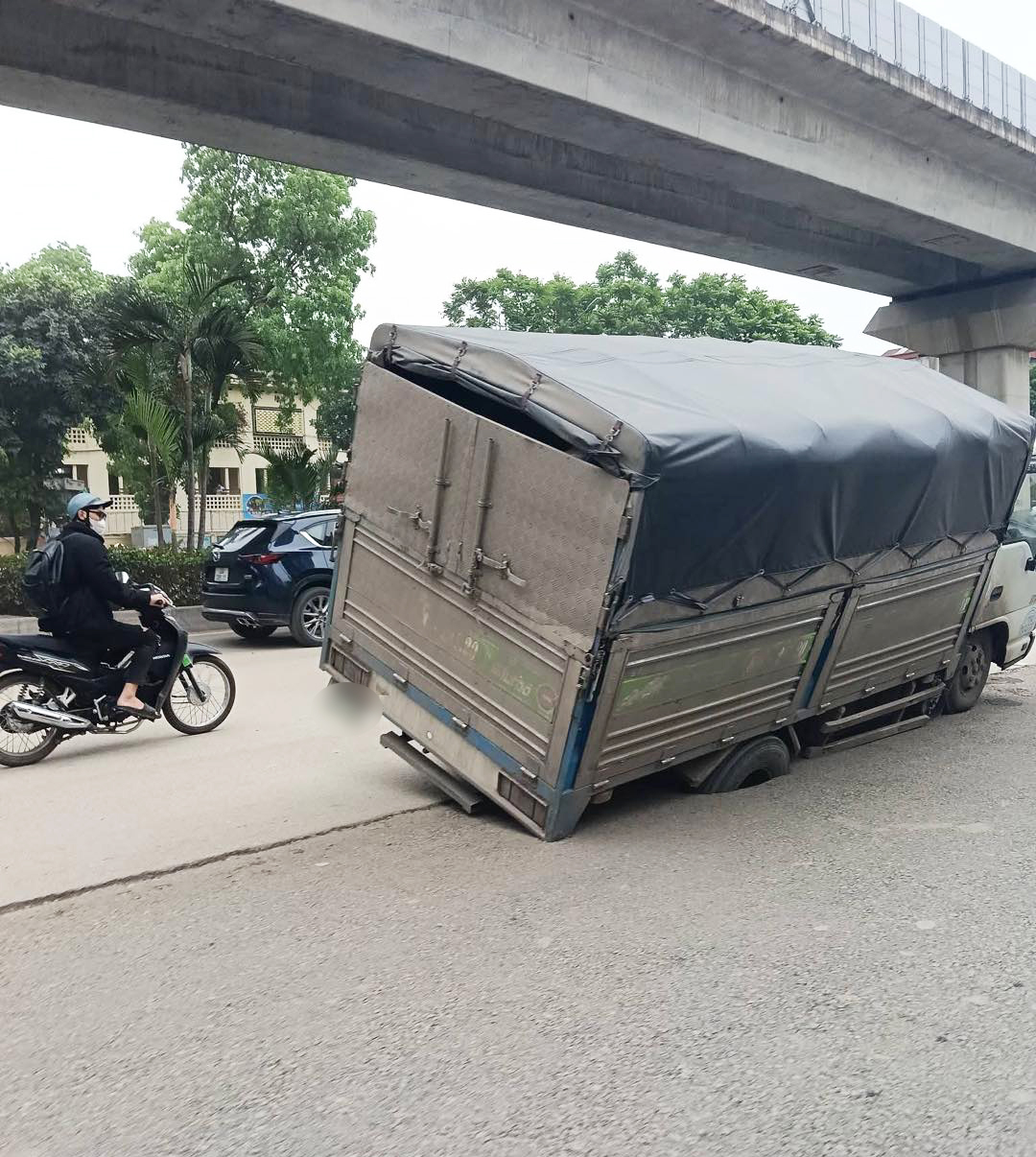 &Ocirc; t&ocirc; tụt b&aacute;nh tr&ecirc;n đường Khuất Duy Tiến (H&agrave; Nội): Đ&atilde; r&otilde; nguy&ecirc;n nh&acirc;n- Ảnh 2.