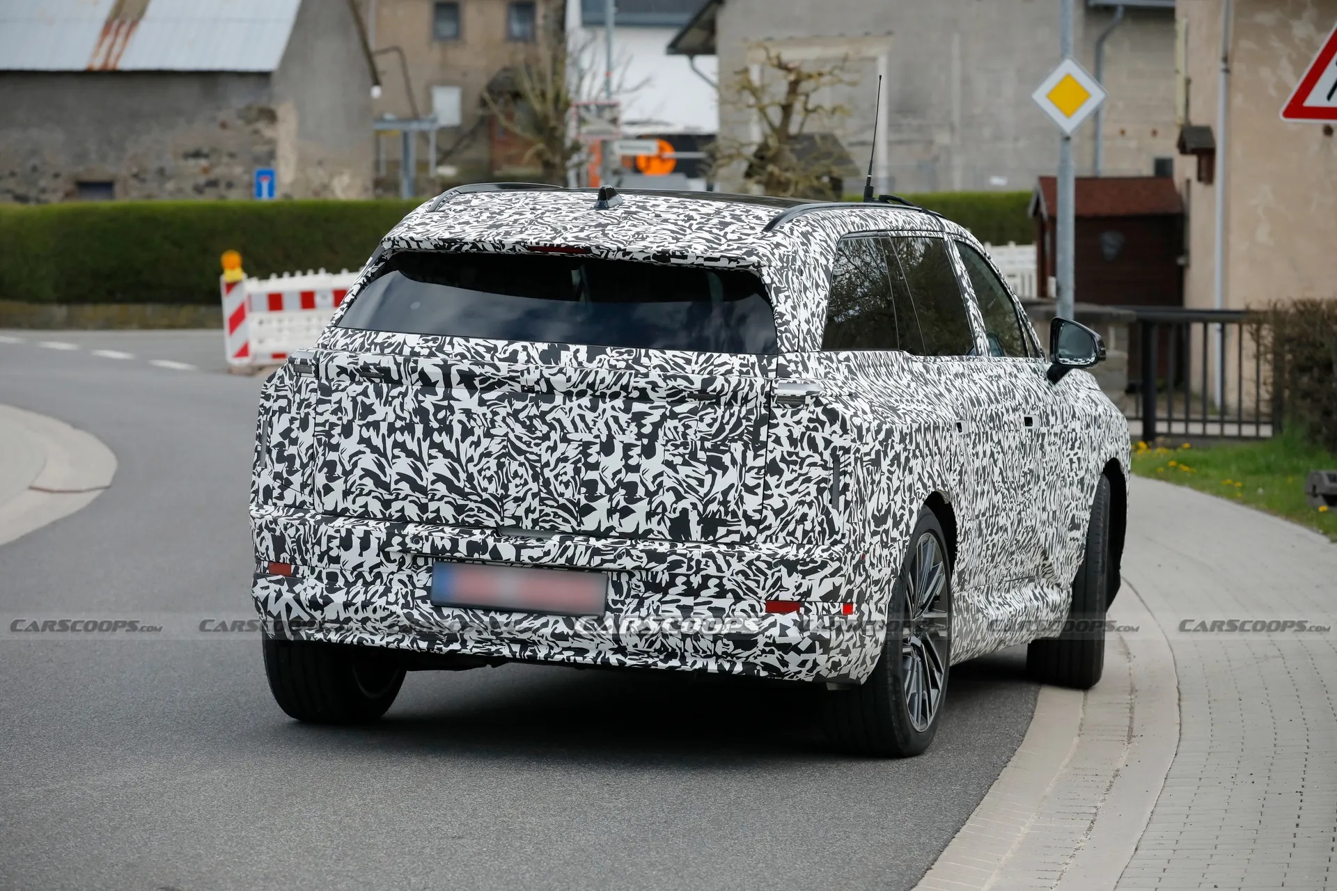 Lexus TZ - SUV 7 chỗ động cơ điện mới lộ diện tr&ecirc;n đường với d&aacute;ng như Highlander- Ảnh 4.