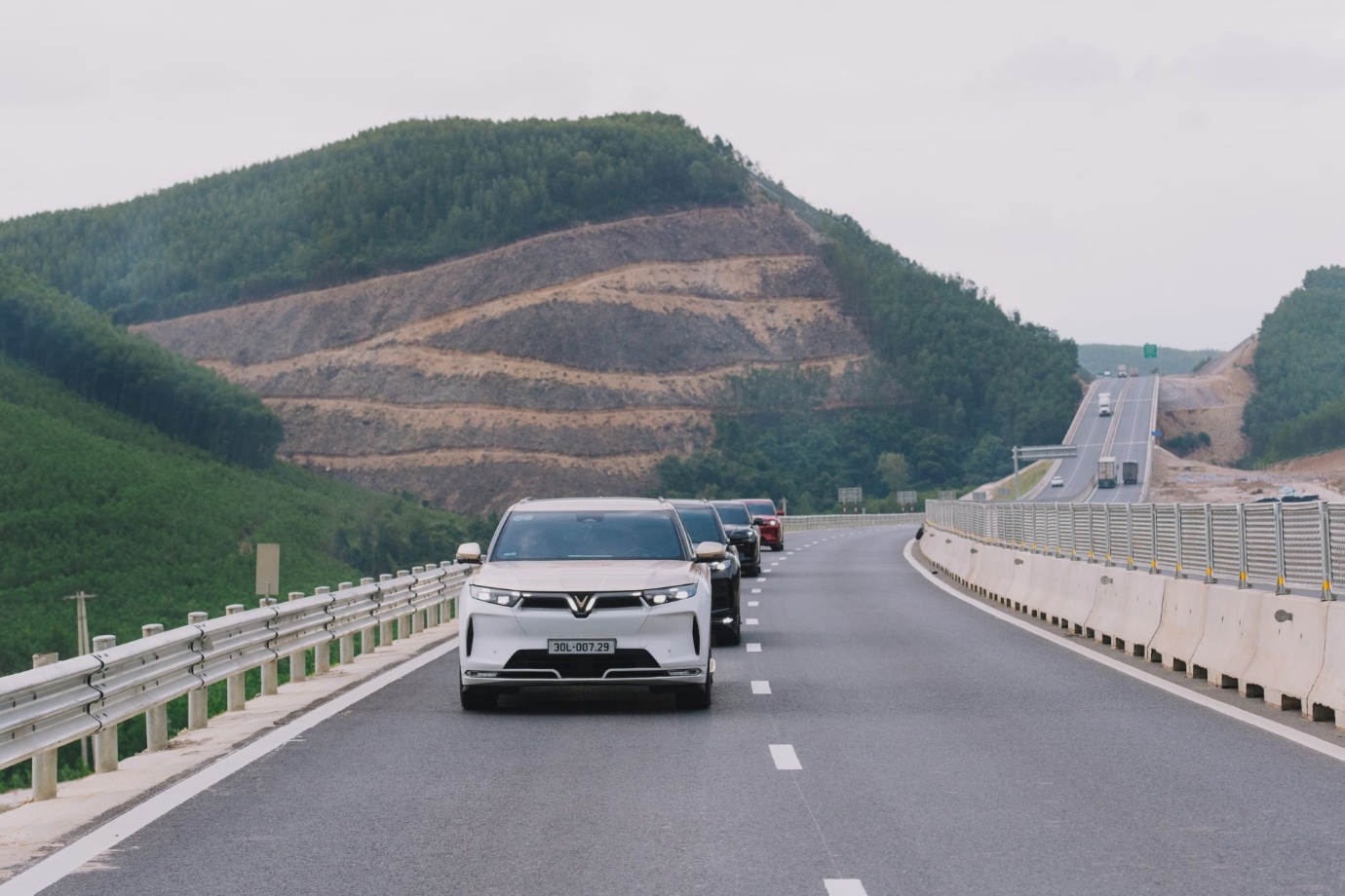 Ở v&ugrave;ng n&uacute;i s&acirc;u vẫn được hỗ trợ kịp thời, dịch vụ hậu m&atilde;i VinFast &ldquo;ghi điểm&rdquo; với người d&ugrave;ng Việt- Ảnh 2.