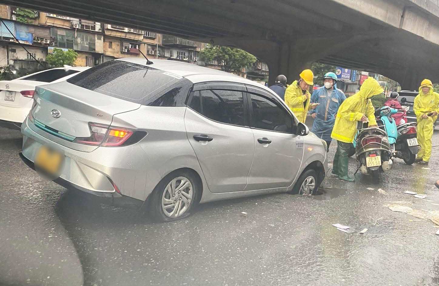 &Ocirc; t&ocirc; tụt b&aacute;nh tr&ecirc;n đường Khuất Duy Tiến (H&agrave; Nội): Đ&atilde; r&otilde; nguy&ecirc;n nh&acirc;n- Ảnh 1.