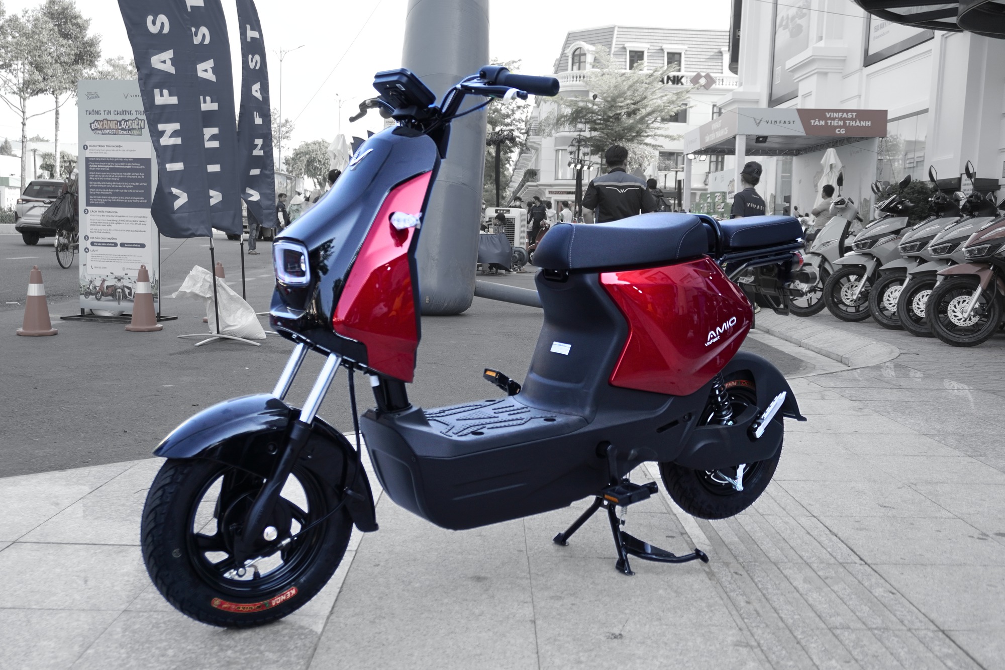 Cận cảnh VinFast Amio: Xe m&aacute;y điện rẻ nhất của VinFast, hết điện cũng kh&ocirc;ng lo đẩy bộ v&igrave; c&oacute; trang bị &lsquo;đặc biệt&rsquo;- Ảnh 1.