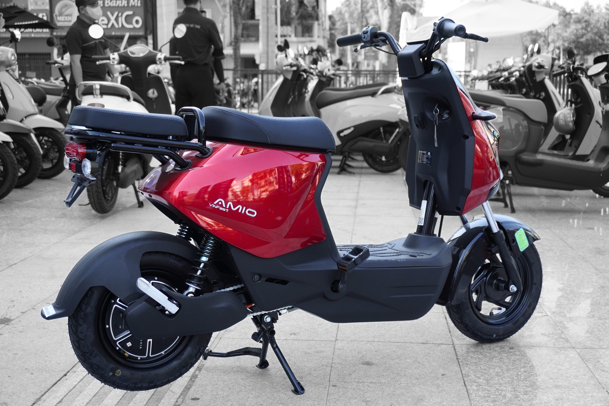 Cận cảnh VinFast Amio: Xe m&aacute;y điện rẻ nhất của VinFast, hết điện cũng kh&ocirc;ng lo đẩy bộ v&igrave; c&oacute; trang bị &lsquo;đặc biệt&rsquo;- Ảnh 3.