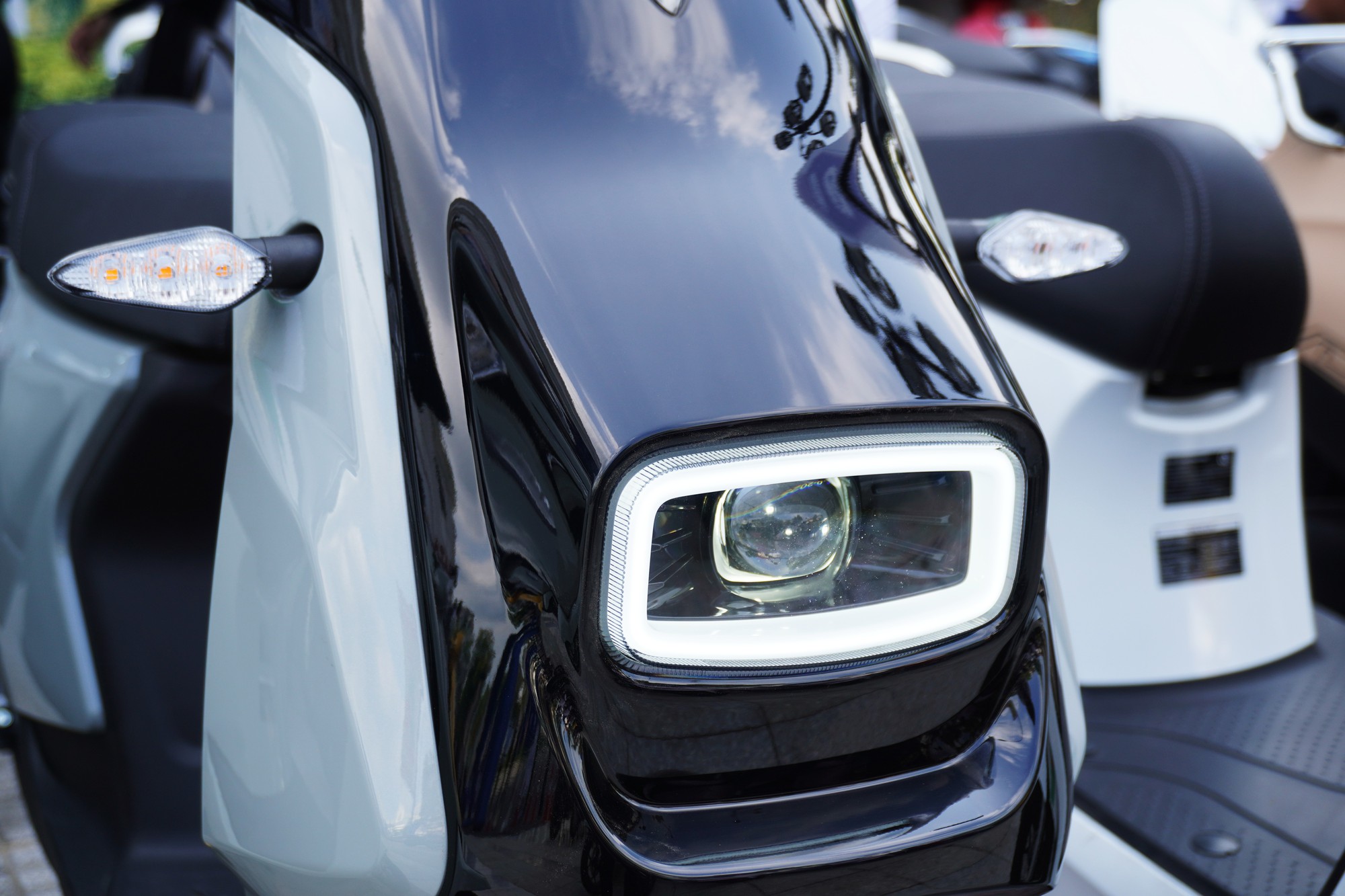 Cận cảnh VinFast Amio: Xe m&aacute;y điện rẻ nhất của VinFast, hết điện cũng kh&ocirc;ng lo đẩy bộ v&igrave; c&oacute; trang bị &lsquo;đặc biệt&rsquo;- Ảnh 2.