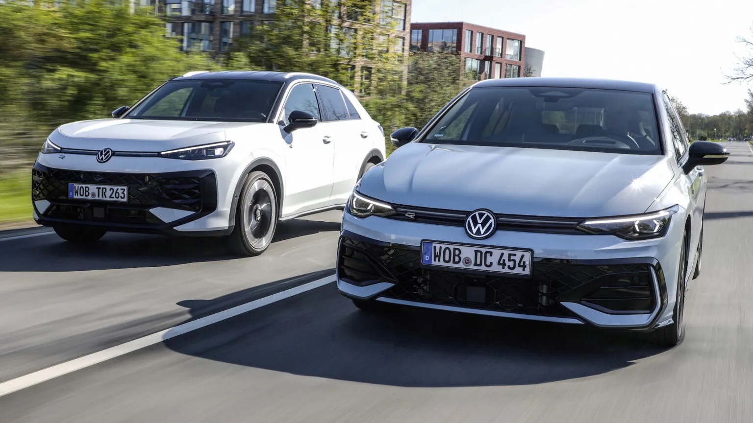 Volkswagen Golf bản hybrid mới n&agrave;y m&agrave; về Việt Nam th&igrave; dễ c&oacute; nhiều người th&iacute;ch: Dưới 60km/h chạy như xe điện, kh&ocirc;ng cần sạc, c&oacute; g&oacute;i thể thao cạnh tranh Civic RS- Ảnh 3.