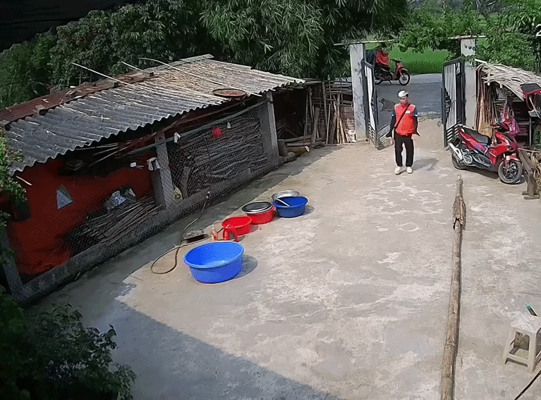 Shipper đến giao h&agrave;ng bỗng dắt xe m&aacute;y của kh&aacute;ch đi: Đoạn camera an ninh 24 gi&acirc;y được tung l&ecirc;n mạng- Ảnh 1.