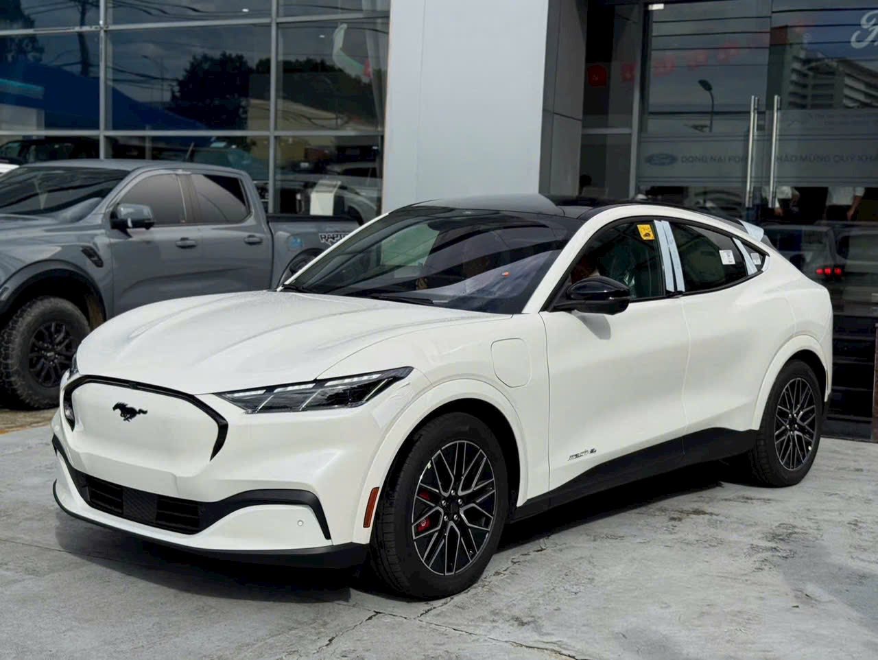 H&agrave;ng loạt xe giảm gi&aacute; kỷ lục, c&oacute; mẫu giảm gần tỷ đồng, nhảy xuống đấu với cả 'đ&agrave;n em'- Ảnh 1.