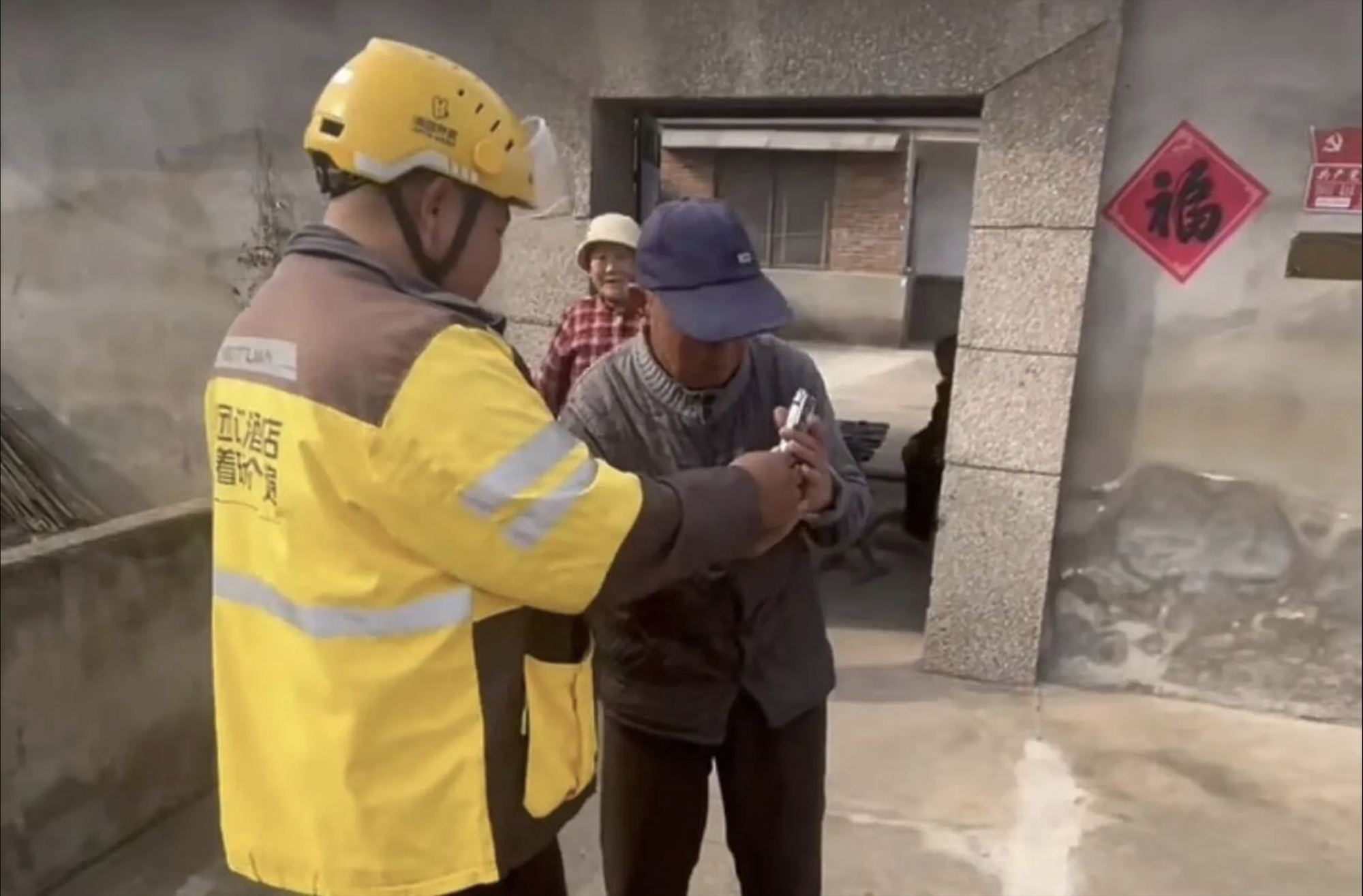 Một m&igrave;nh phục vụ cả thị trấn: Nghề shipper ở qu&ecirc; c&oacute; thực sự &ldquo;h&aacute;i ra tiền&rdquo;?- Ảnh 2.