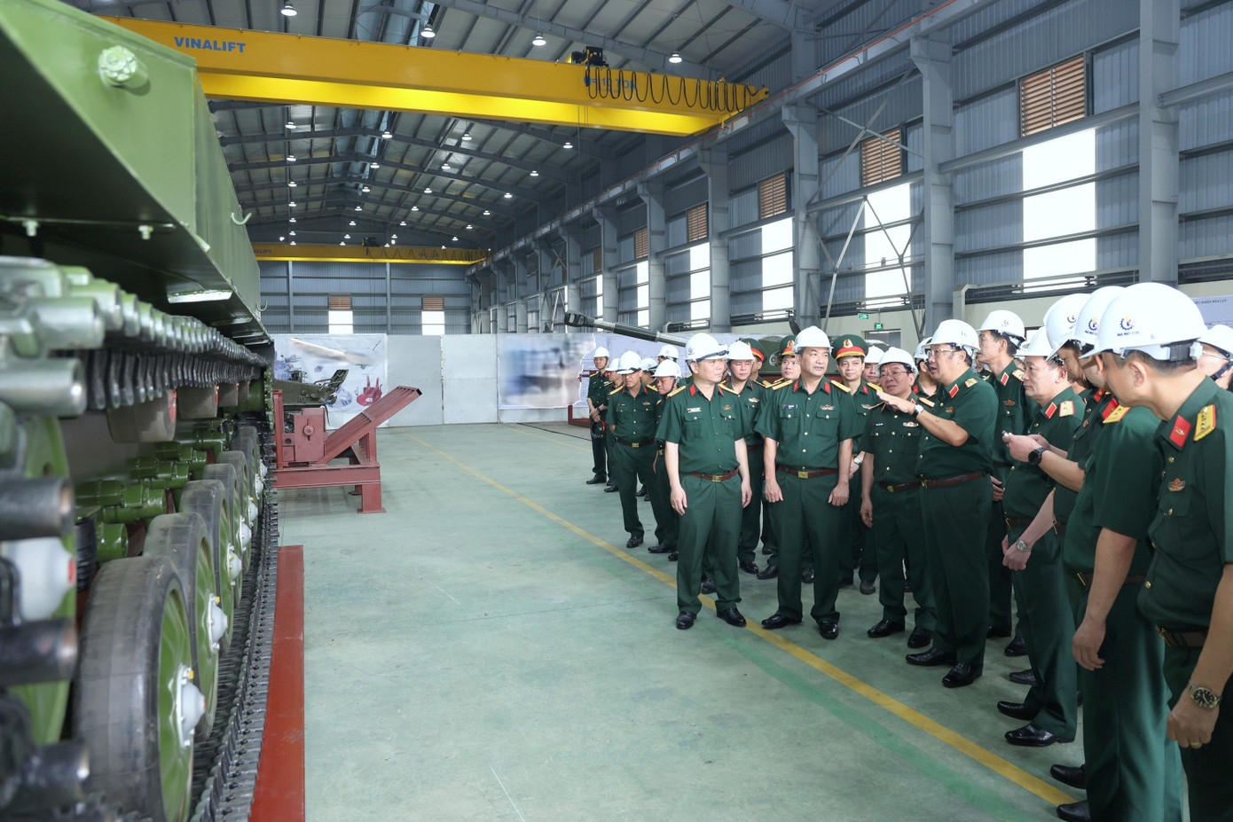 C&ocirc;ng bố h&igrave;nh ảnh xe tăng "Made in Vietnam", hỏa lực vượt trội: Bộ Quốc ph&ograve;ng ra chỉ đạo- Ảnh 4.