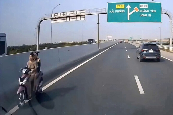 Xử phạt 2 thiếu nữ ph&oacute;ng xe m&aacute;y ngược chiều ở l&agrave;n 100km/h tr&ecirc;n cao tốc- Ảnh 1.