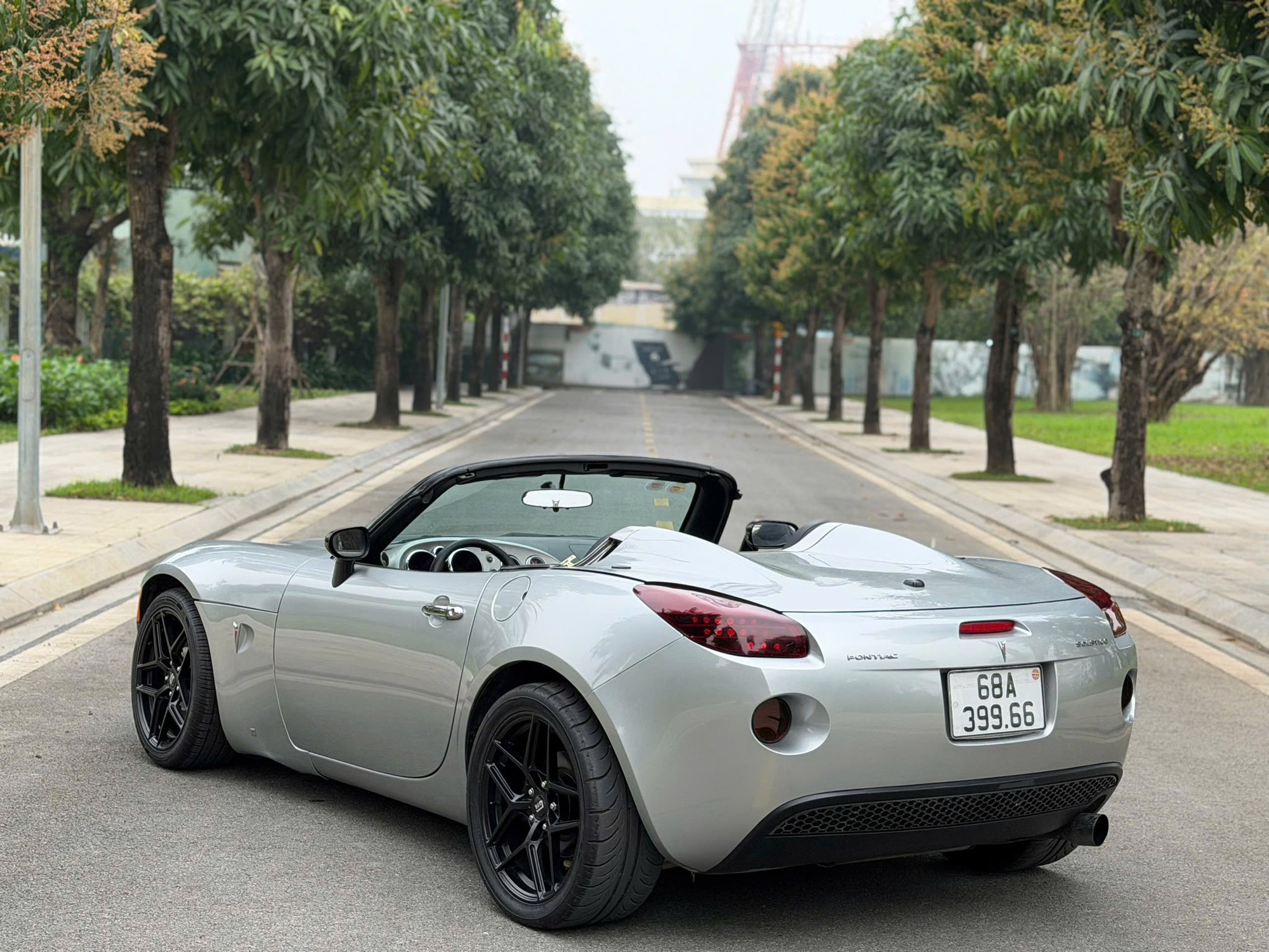 Cận cảnh chiếc Pontiac Solstice độc nhất Việt Nam: Xe mui trần như BMW Z4, hộp số s&agrave;n 5 cấp, chưa kịp nổi tiếng đ&atilde; bị khai tử- Ảnh 4.