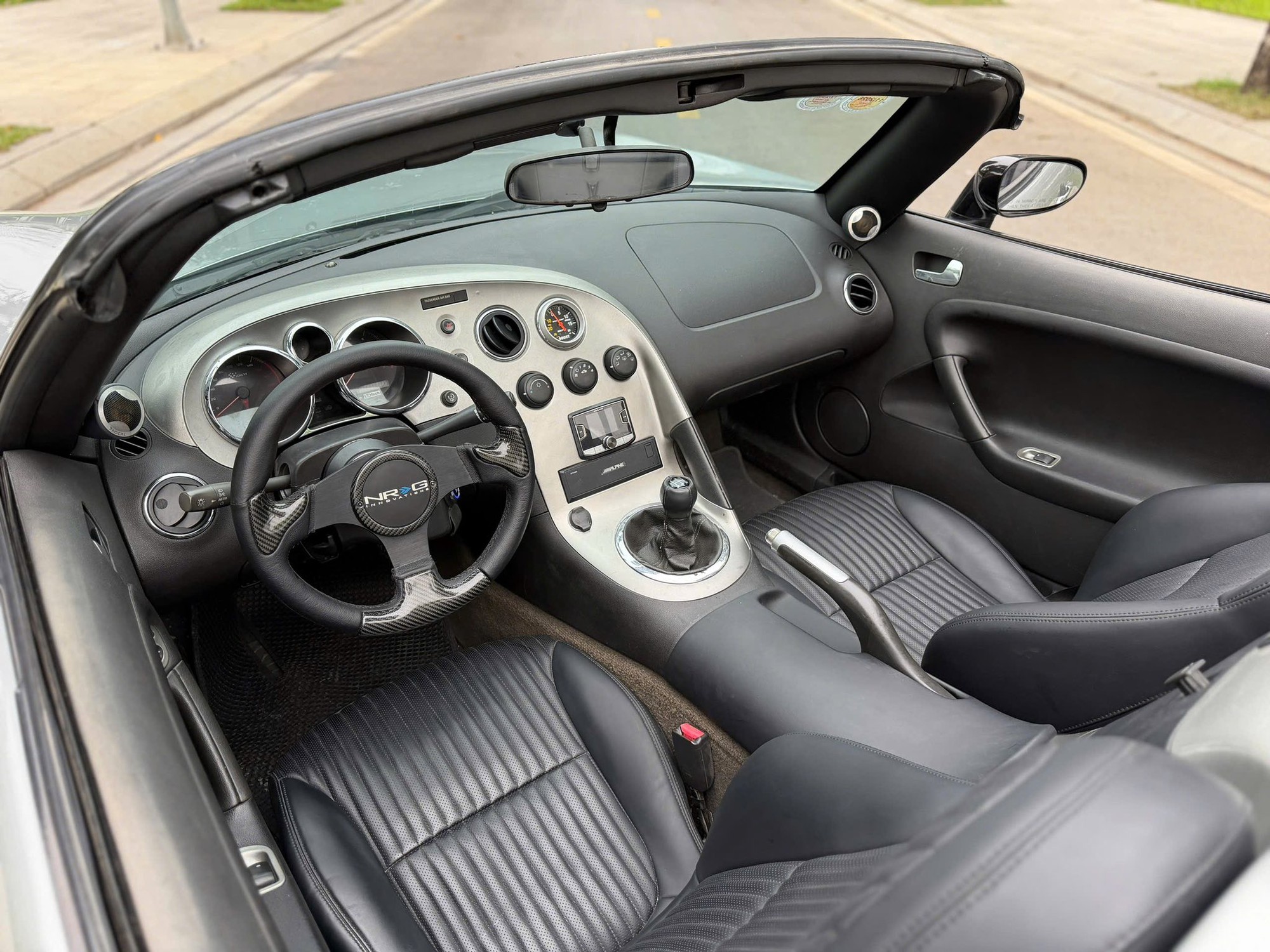 Cận cảnh chiếc Pontiac Solstice độc nhất Việt Nam: Xe mui trần như BMW Z4, hộp số s&agrave;n 5 cấp, chưa kịp nổi tiếng đ&atilde; bị khai tử- Ảnh 3.