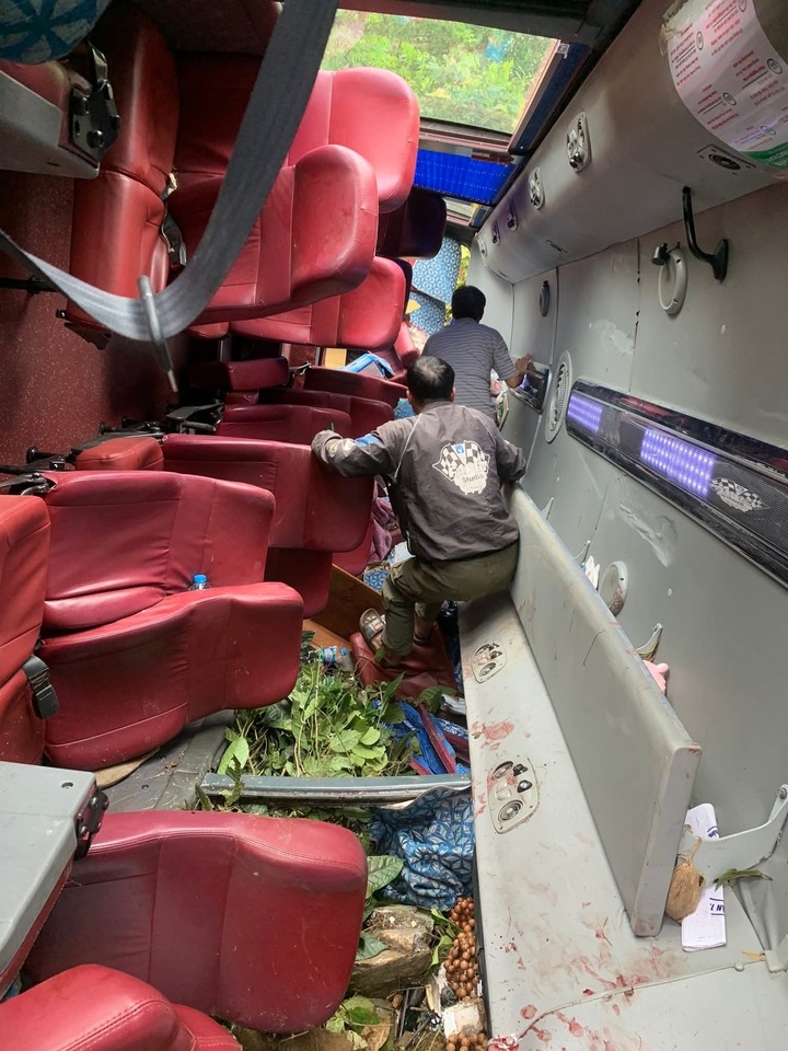 Xe kh&aacute;ch rơi xuống vực ở Sơn La: Nh&acirc;n chứng kể ph&uacute;t gi&acirc;y ph&aacute; cửa, chạy đua cứu người- Ảnh 1.