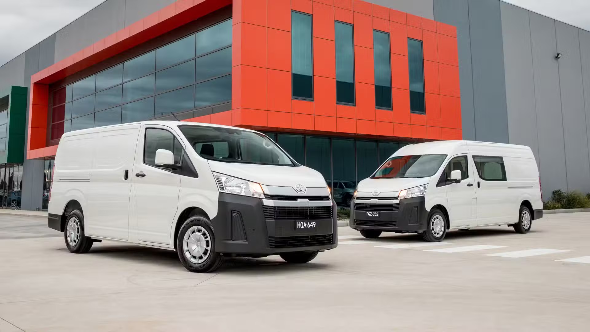Toyota HiAce từng quen thuộc với người Việt rục rịch c&oacute; đời mới: Thiết kế thay đổi lớn chưa từng c&oacute;, nhiều kiểu d&aacute;ng t&ugrave;y biến, th&ecirc;m động cơ hybrid- Ảnh 1.