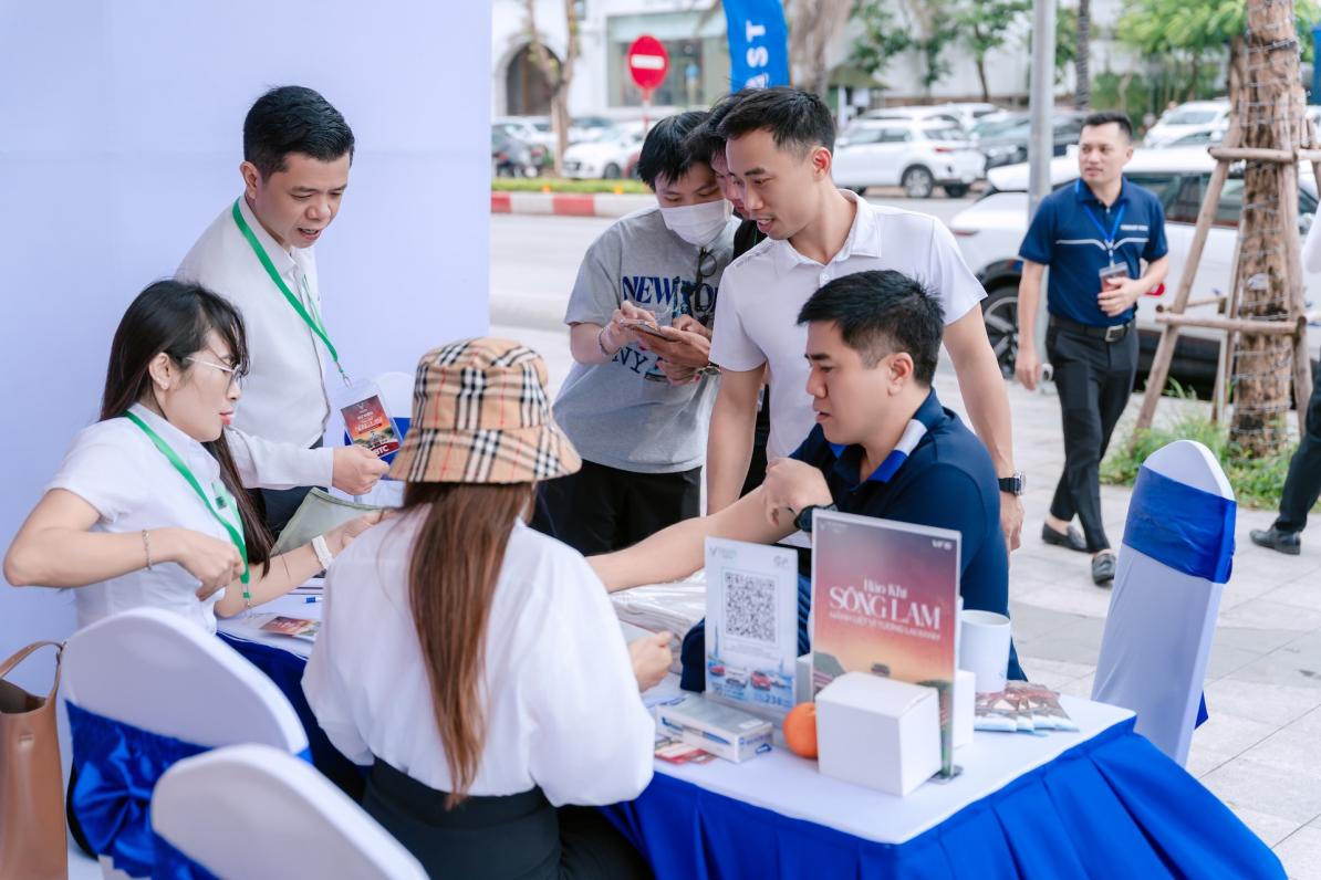 VinFast mang dải &ocirc; t&ocirc; điện đến Nghệ An, VF 6 th&agrave;nh t&acirc;m điểm h&uacute;t kh&aacute;ch tại &ldquo;H&agrave;o kh&iacute; s&ocirc;ng Lam&rdquo;- Ảnh 1.
