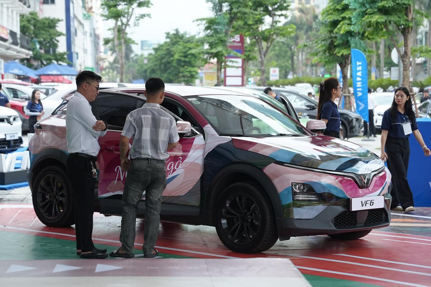 VinFast mang dải &ocirc; t&ocirc; điện đến Nghệ An, VF 6 th&agrave;nh t&acirc;m điểm h&uacute;t kh&aacute;ch tại &ldquo;H&agrave;o kh&iacute; s&ocirc;ng Lam&rdquo;- Ảnh 3.