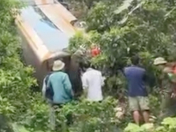 Xe kh&aacute;ch rơi xuống vực ở Sơn La: Nh&acirc;n chứng kể ph&uacute;t gi&acirc;y ph&aacute; cửa, chạy đua cứu người- Ảnh 2.