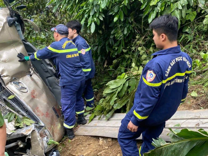 Xe kh&aacute;ch rơi xuống vực ở Sơn La: Nh&acirc;n chứng kể ph&uacute;t gi&acirc;y ph&aacute; cửa, chạy đua cứu người- Ảnh 3.