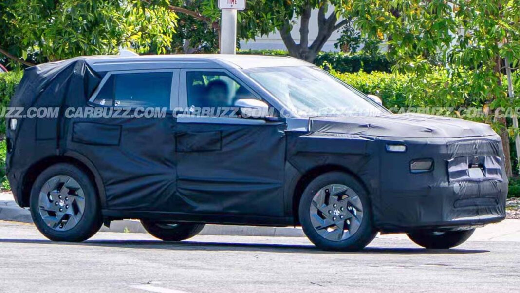 Hyundai Creta đời mới chạy thử tr&ecirc;n đường với k&iacute;ch thước lớn hơn hẳn, d&aacute;ng g&oacute;c cạnh như &lsquo;tiểu Santa Fe&rsquo;, dễ th&ecirc;m hybrid cạnh tranh Yaris Cross, Xforce- Ảnh 1.