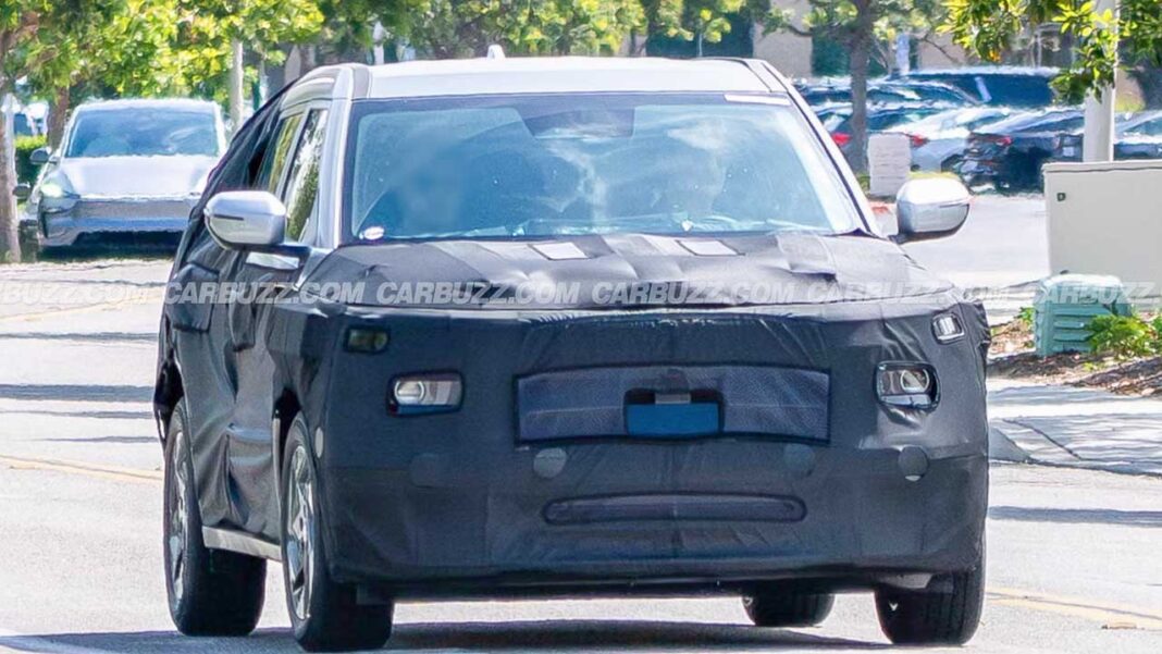 Hyundai Creta đời mới chạy thử tr&ecirc;n đường với k&iacute;ch thước lớn hơn hẳn, d&aacute;ng g&oacute;c cạnh như &lsquo;tiểu Santa Fe&rsquo;, dễ th&ecirc;m hybrid cạnh tranh Yaris Cross, Xforce- Ảnh 2.