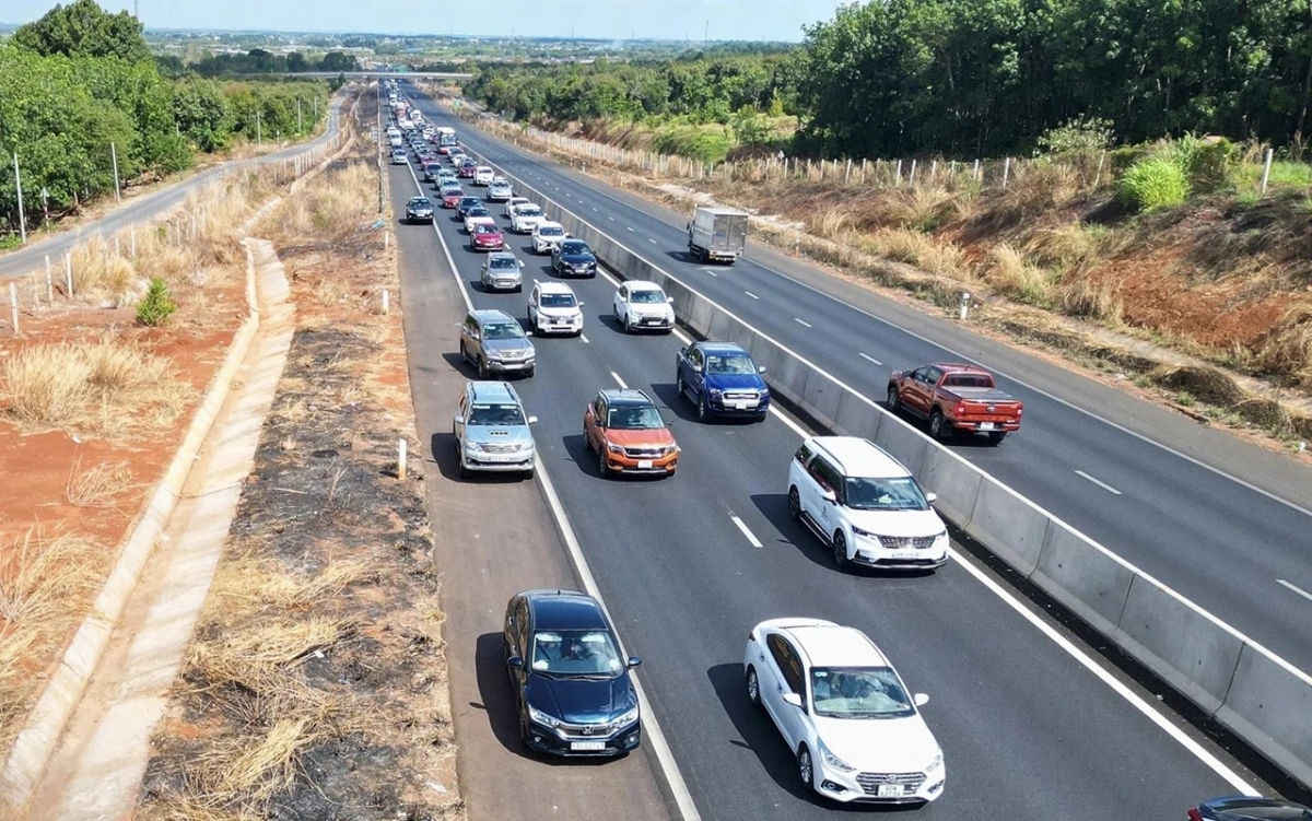 Vượt xe sai quy định c&oacute; thể bị phạt tới 22 triệu đồng- Ảnh 1.