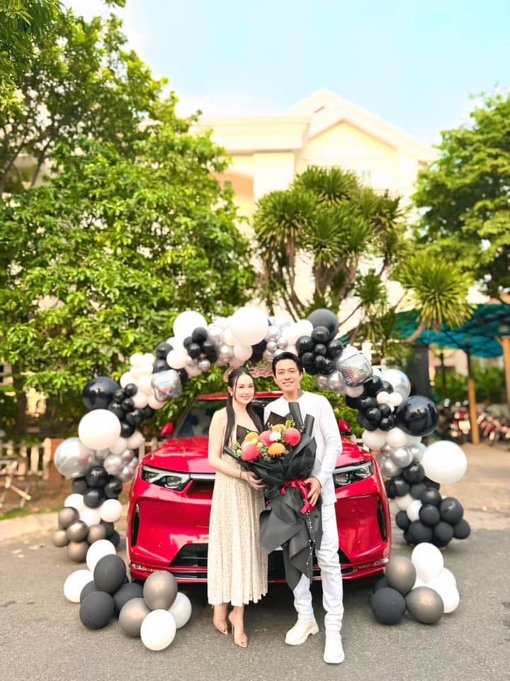 Tuấn Hưng chốt th&ecirc;m VinFast VF 9 thứ 2 với m&agrave;u tương phản chiếc đầu được vợ tặng- Ảnh 2.