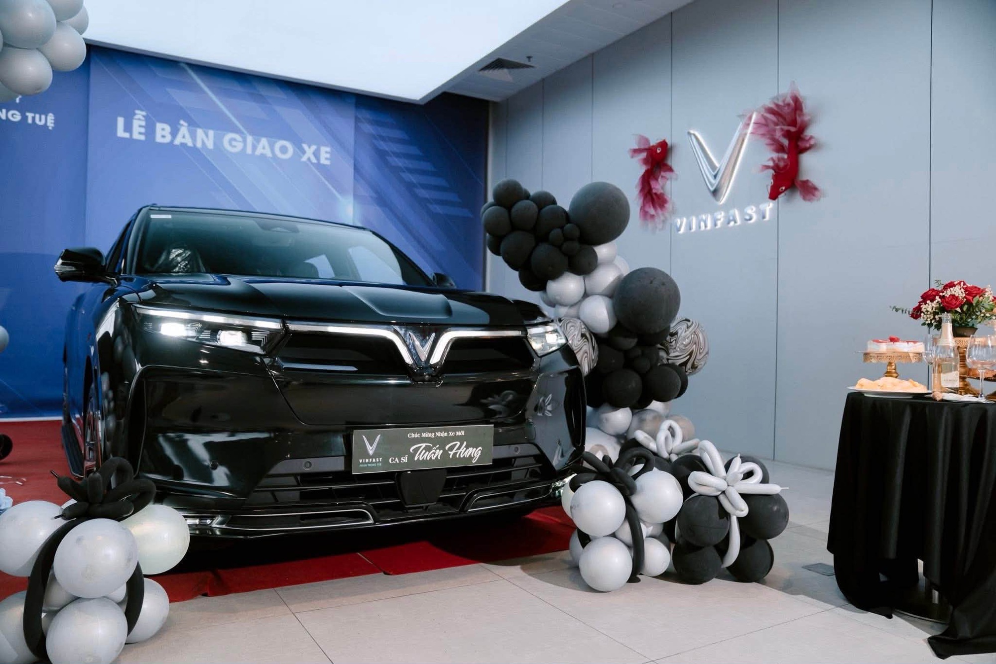 Tuấn Hưng chốt th&ecirc;m VinFast VF 9 thứ 2 với m&agrave;u tương phản chiếc đầu được vợ tặng- Ảnh 4.