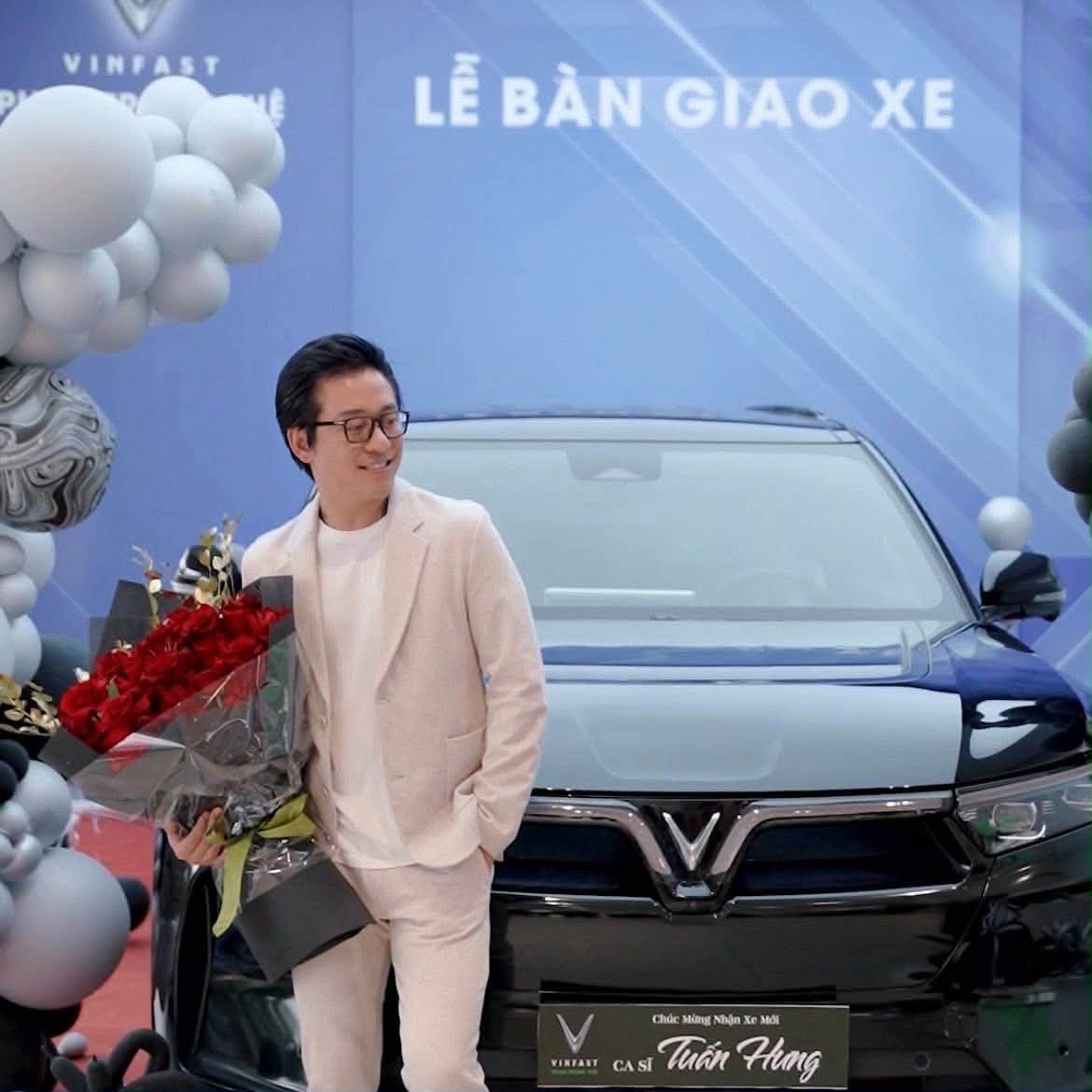 Tuấn Hưng chốt th&ecirc;m VinFast VF 9 thứ 2 với m&agrave;u tương phản chiếc đầu được vợ tặng- Ảnh 1.