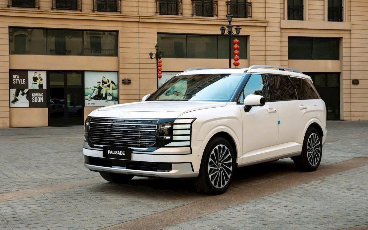 Đại l&yacute; b&aacute;o Hyundai Palisade gi&aacute; tạm t&iacute;nh từ hơn 1,7 tỷ đồng tại Việt Nam: 3 phi&ecirc;n bản, t&ugrave;y chọn m&aacute;y xăng turbo, hybrid mạnh hơn Santa Fe- Ảnh 1.