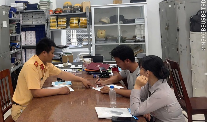Clip mượn xe em vợ đi đ&aacute;m cưới, cố t&igrave;nh vượt r&agrave;o chắn đường sắt: T&agrave;i xế giải th&iacute;ch- Ảnh 1.