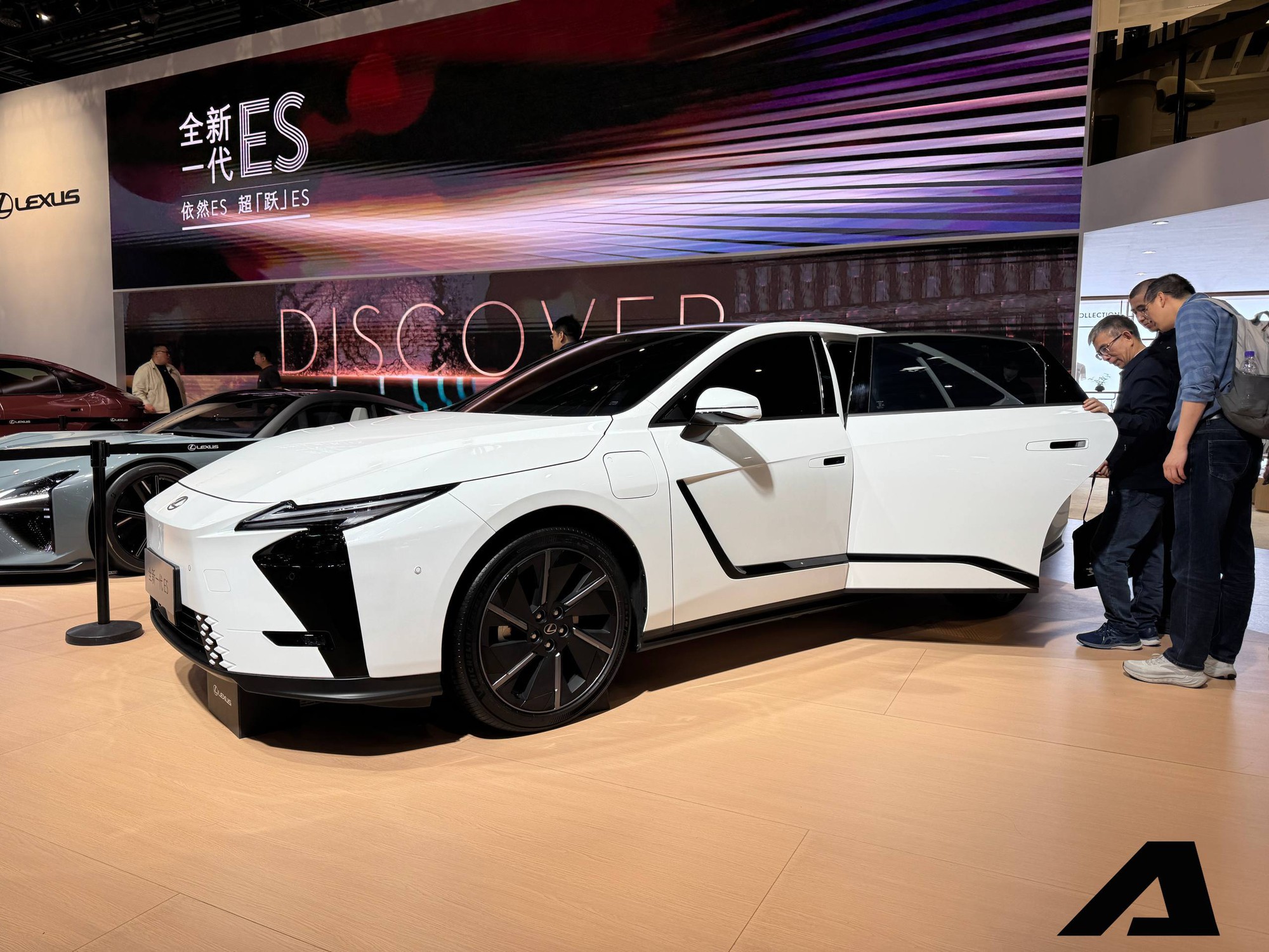 Xem trước Lexus ES 500e sắp ra mắt Việt Nam: Sedan thuần điện đi hơn 600 km/sạc, trang bị h&agrave;ng ghế sau dễ ghi điểm đại gia Việt- Ảnh 1.