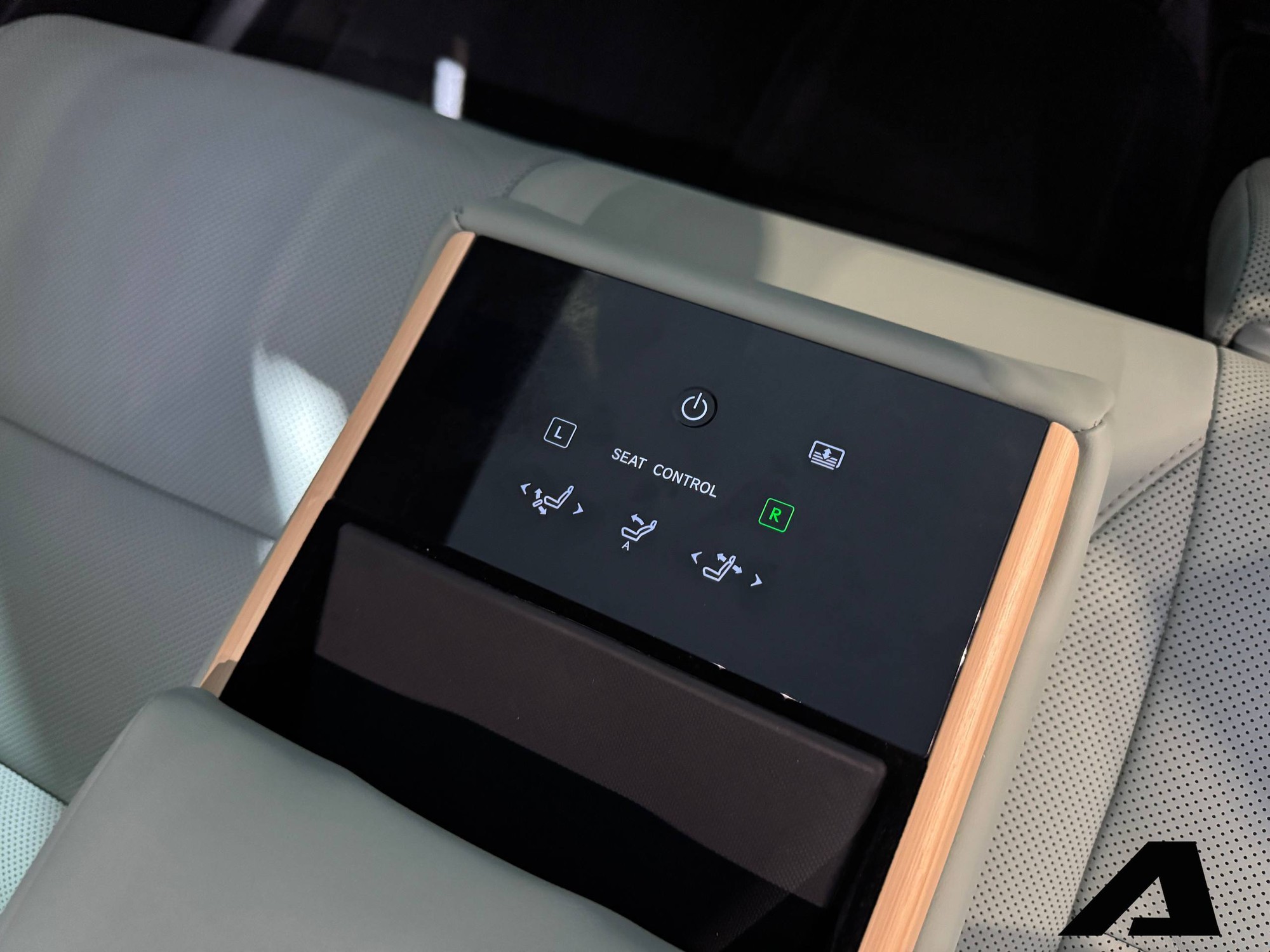 Xem trước Lexus ES 500e sắp ra mắt Việt Nam: Sedan thuần điện đi hơn 600 km/sạc, trang bị h&agrave;ng ghế sau dễ ghi điểm đại gia Việt- Ảnh 5.